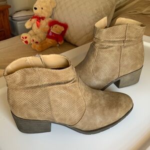White Mountain Ankle Boots Size 7.5M worn once Camel